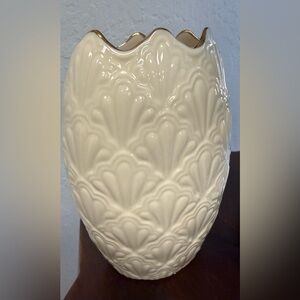 Lenox Jacquard Vase in Creamy Ivory Porceline  embossed shell pattern & 24K Rim